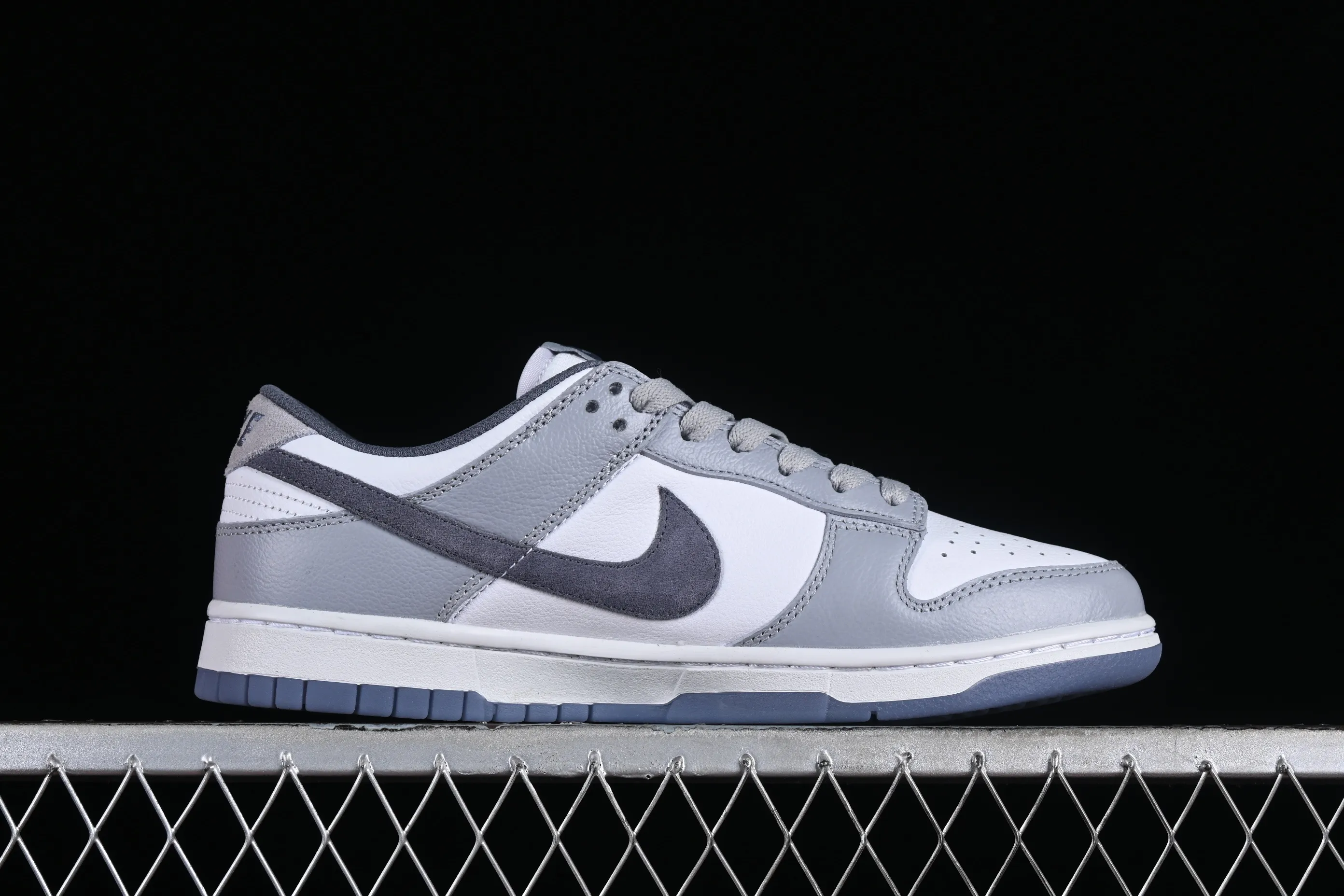 All Categories Nk SB Dunk Series Nk SB Dunk Low Low-top sneakers Nk Dunk Low "Light Carbon"​ Simple gray and white SB low-top casual sneakers FJ4188-100